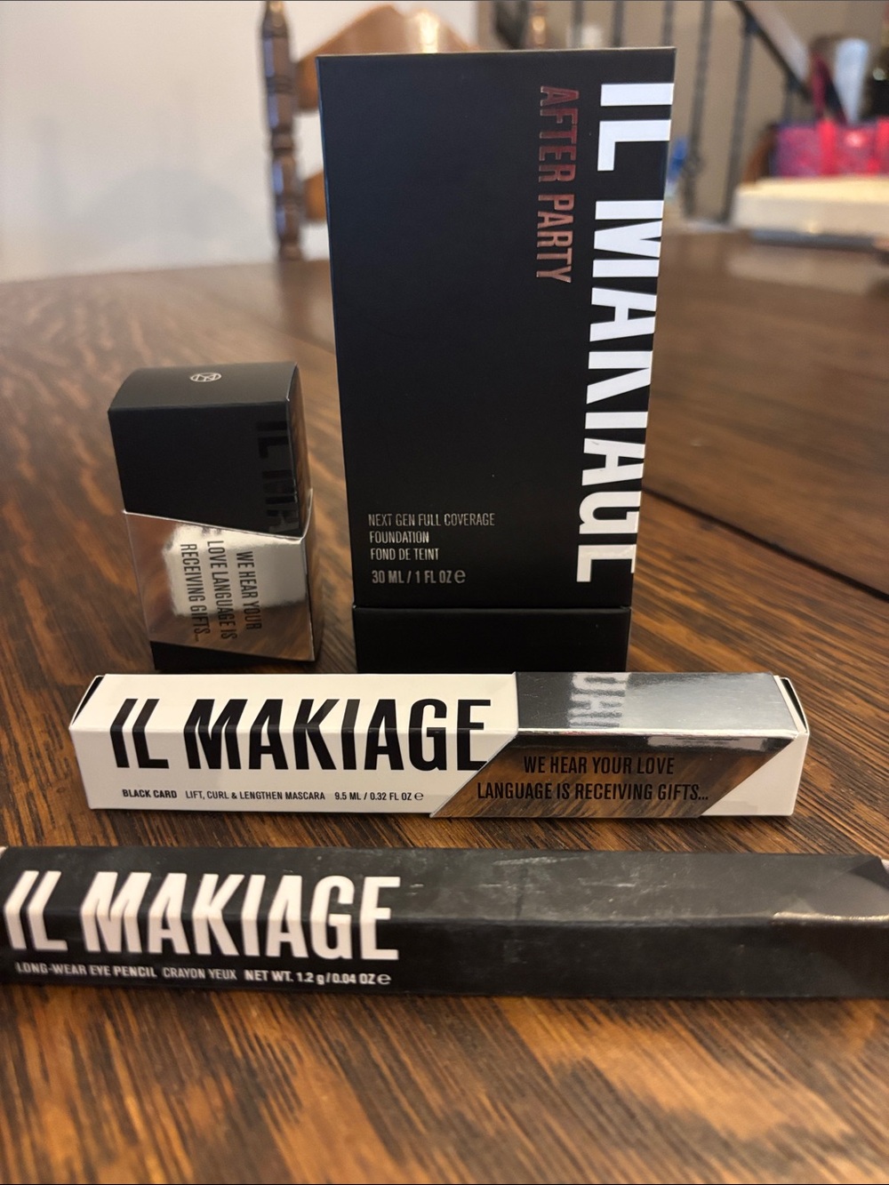 IL MAKIAGE Makeup Set in Black and Silver Packaging